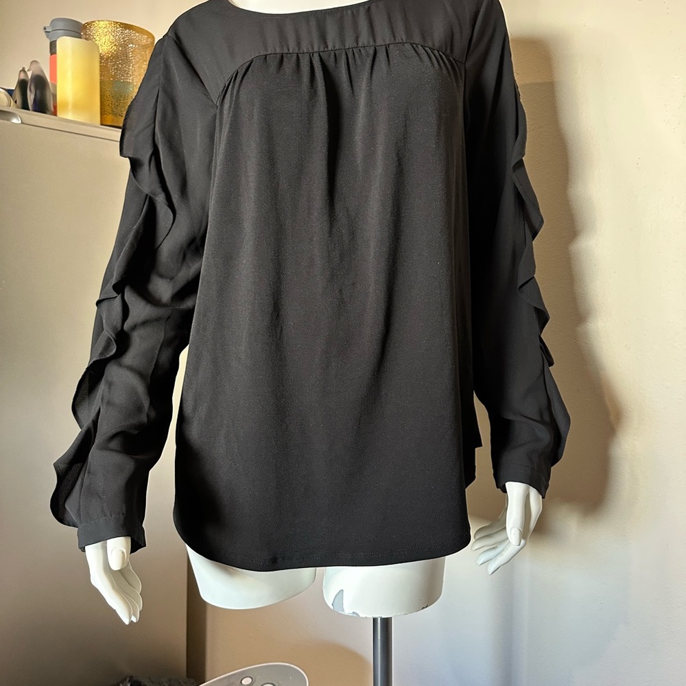 Elle blouse ruffle sleeves. Size M polyester